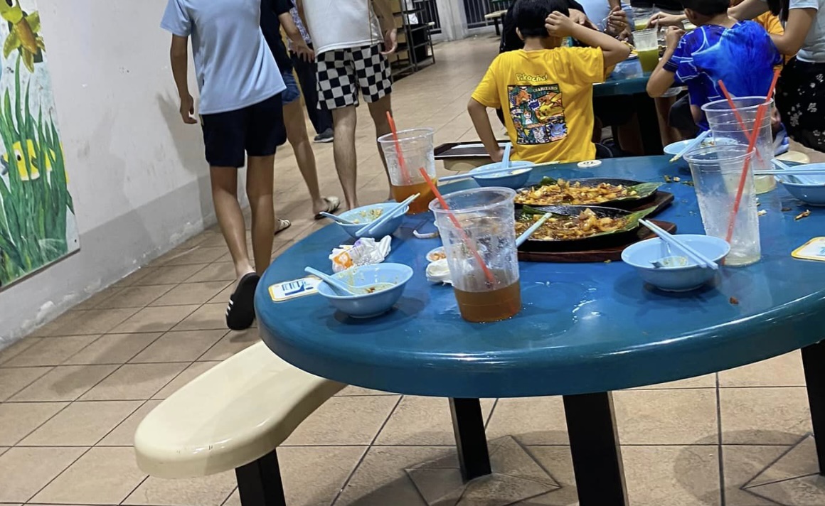Uncleared tables at Tmn Jurong Food Centre; diner was even told there’s no need to return plates to stall